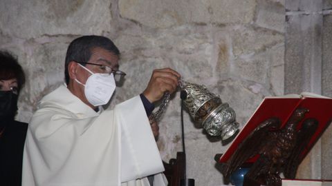 La Irmandade do Cristo da Misericordia sac en procesin las imgenes del Ecce Homo y las vrgenes de la Amargura y la Soledad tras la celebracin de la misa.