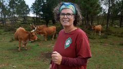 Aurkene Belasco, xunto a algunhas das vacas cachenas que coida nos montes de Santa Mari�a de Esteiro