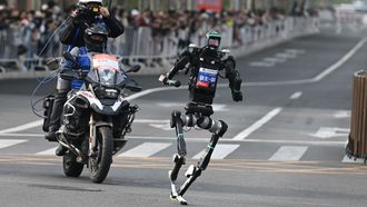 Imagen de la media marat�n con robots humanoides