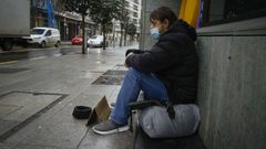 Fernando, un grovense que va de aqu� para all� como temporero, lleva tres meses atrapado en Santiago por el covid