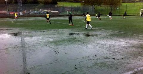 Los campos de hierba artificial de A Malata estaban ayer completamente anegados.