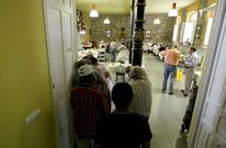 Usuarios aguardando su turno para poder acceder a la Cocina Econ�mica, en foto de archivo.