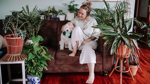 Laura White junto con su perro Sully, quien hizo de padrino en la �boda�