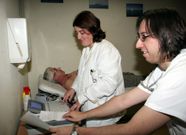 Profesionales sanitarios exploran a un paciente