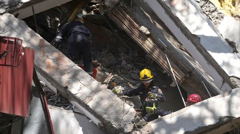 Bomberos trabajando en labores de rescate en Cali 