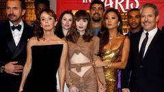El elenco de �Emily in Paris�, encabezado por Lily Collins, durante el estreno de la tercera temporada en Teatro de los Campos El�seos.