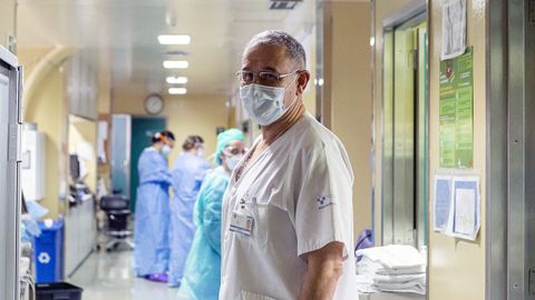 El responsable de la UCI del Hospital Valle del Nal�n, Luis Velasco.