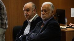 El lotero Manuel Reija (izquierda) y su hermano Miguel, delegado de Loter�as, durante la �ltima jornada del juicio de la primitiva de 4,7 millones perdida en A Coru�a