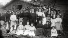 Retrato de boda delante de una cuadra. Autor de la fotograf�a: Juan Evangelista Canellada Prida (1862-1946). Cesi�n del Mus�u del Pueblu d�Asturies.