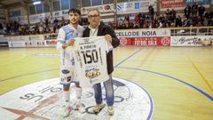 Pirata cumpli� 150 partidos vistiendo la el�stica del Noia Portus Apostoli en el partido contra el Xota y el presidente, Severino Barreiro, le entreg� una camiseta conmemorativa.