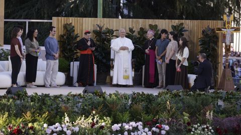 El papa Le�n XIV acompa�ado por el arzobispo de Madrid, el cardenal Jos� Cobo (cuarto por la izquierda), y el cardenal italiano y secretario de Estado de Ciudad de El Vaticano, Pietro Parolin (sexto por la izquierda), sobre la plataforma instalada en la Plaza de Lima