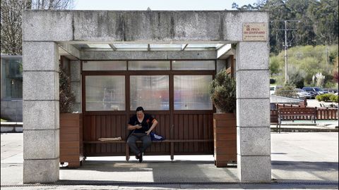Sofisticada marquesina situada en la Plaza del Centenario en Ribeira combinando bloques de piedra, madera y hasta macetas