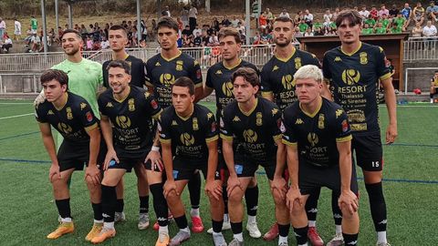 La alineaci�n del Viveiro CF antes del partido por el tercer puesto contra el Folgueiro.
