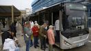 Usuarios entrando este martes en bus que se dirig�a a Oleiros desde el Teatro Col�n.