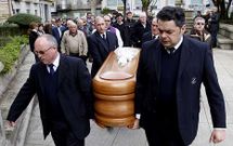 Numerosos familiares, amigos y vecinos despidieron ayer a Roberto Mouzo Lavandeira.