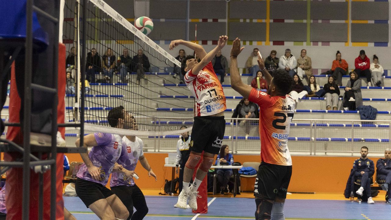 El Volei Dumbría despide la temporada en el feudo de un San Sadurniño que se juega el ascenso
