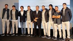 Los jugadores del D�por lucieron las prendas de Ecoalf en presencia de Tino Fernandez