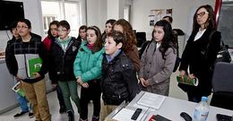 Os rapaces do colexio pde Carballedo visitaron a delegaci�n de La Voz en Pontevedra.