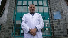 Luis Montes comenz� a principios de abril a trabajar como psic�logo cl�nico en los centros de salud de Outes y Muros