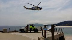 Helic�ptero evacuando a una se�ora en el muelle de Rodas