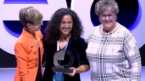 Cristina, en el centro, al recibir el premio en Madrid.