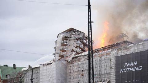 Incendio en el edificio de la antigua Bolsa de Copenhague