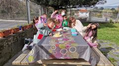 Los �ltimos alumnos del CEIP de Sillobre, con la profesora, el pasado curso