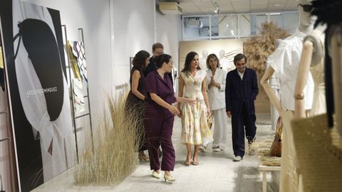 La reina viendo la l�nea de primavera verano del 2026 de la marca ourensana