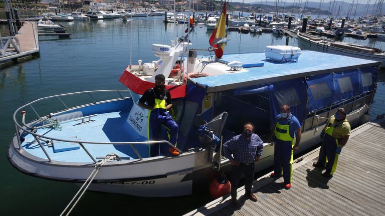 Foto de archivo, de 2021, del patr&oacute;n del barco Playa de Sanxenxo con su tripulaci&oacute;n, pioneros en el turismo marinero en la R&iacute;a de Pontevedra