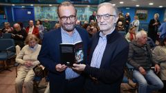 Pedro Feal presentó en el Casino de la calle Real su último libro, «La filosofía en tiempos de la IA», acompañado por el escritor e historiador Luis Gorrochategui