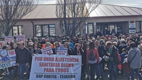 Protesta vecinal en Curtis el pasado mes de marzo en apoyo a los sanitarios del centro de salud, que tienen que atender�las urgencias en la c�rcel de Teixeiro.