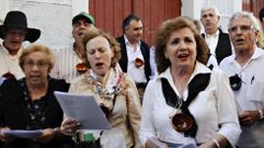 Integrantes da asociaci�n cultural Agromadas, nunha actuaci�n ao aire libre na s�a parroquia de Seixalbo (Ourense)