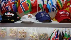 Gorras de Trump en un centro comercial de la provincia china de Zhejiang