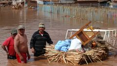 Habitantes de un poblado del Valle Sagrado de los Incas, en la regi�n de Cuzco, rescatando sus enseres tras una inundaci�n
