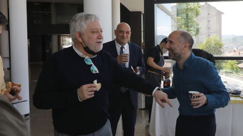 Los asistentes al pleno fueron invitados a las 14.00 horas a unos pinchos por el Concello. Los ediles de los diferentes grupos aprovecharon para reponer fuerzas y confraternizar entre ellos. Hasta Miguel Caride y Gonzalo Pérez Jácome (en la foto) compartieron charla y risas