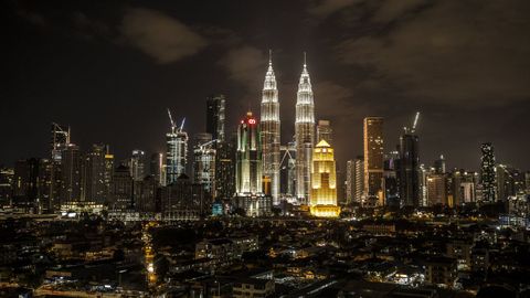 Las torres Petronas, en Kuala Lumpur (Malasia), antes del apagado de las luces