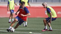 Santi Migu�lez, con el bal�n, en un entrenamiento con el Atl�tico B