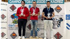 Julio Torrado, primero por la izquierda, con su trofeo de subcampe�n gallego.