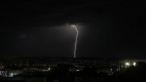 Uno de los miles de rayos que durante la tarde-noche del domingo cayeron sobre Galicia
