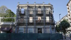 Aspecto actual del edificio quemado y de la acera en A Ponte que sigue inutilizada tres meses despu�s