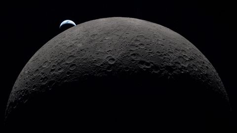 Imagen de la Luna y al fondo la Tierra captada desde la c&aacute;psula Orion en abril pasado.