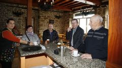 Cristina Berm�dez, en la taberna de Xerdiz con algunos clientes habituales