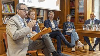 Fernando Cabo, Elisa Fern�ndez, Marcelo Maneiro, Dolores Vilavedra e Julio Garc�a, este venres na presentaci�n do epistolario no Instituto da Lingua Galega