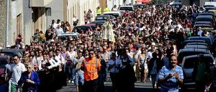 Centenares de devotos acompa�aron la imagen de la Vixe dos Milagres de Cai�n hasta la capilla.