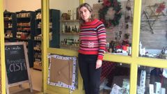 Olga Amado, ante el escaparate roto de su tienda, La canalla gourmet