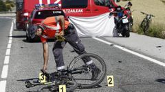 �El ciclista estaba sacando algo del bolsillo�