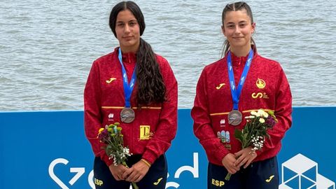 Silvia Gago (derecha) junto a Luc�a Pizarro en el podio del C2 500 del Campeonato de Europa J�nior de pirag�ismo esprint.