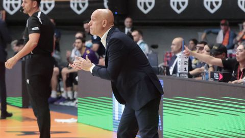Carles Marco, dando indicaciones durante el encuentro entre el Leyma y el Palencia en el Coliseum.