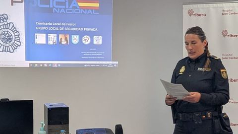 Una agente de Seguridad Ciudadana en la charla del Hospital Juan Cardona