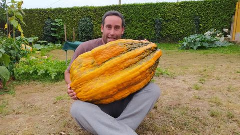 Heber Arenas, con una de sus gigantescas hortalizas